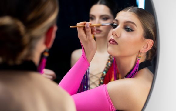 Maquillaje editorial: técnicas para fotografía y pasarela