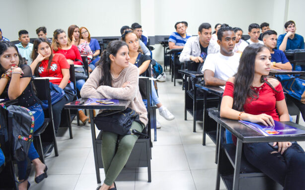 Matrícula semestral y pensión mensual x 3 materias media beca con descuento solidario todas las carreras excepto Gastronomía