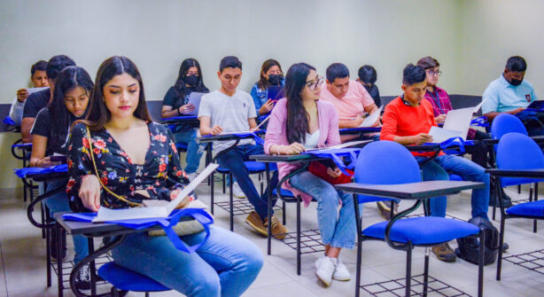 Matrícula semestral media beca con descuento solidario todas las carreras excepto Gastronomía