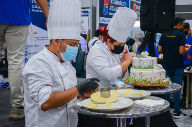 Matrícula semestral y pensión mensual x 3 materias carrera Gastronomía