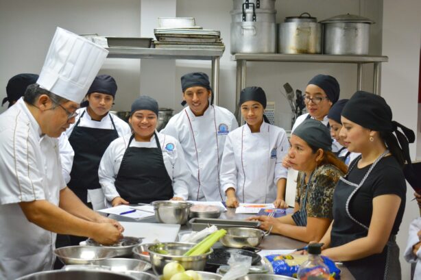 Matrícula semestral y pensión mensual x 3 materias media beca carrera Gastronomía